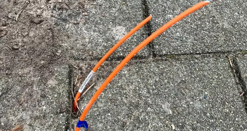 Glasvezelkabels uit de stoep